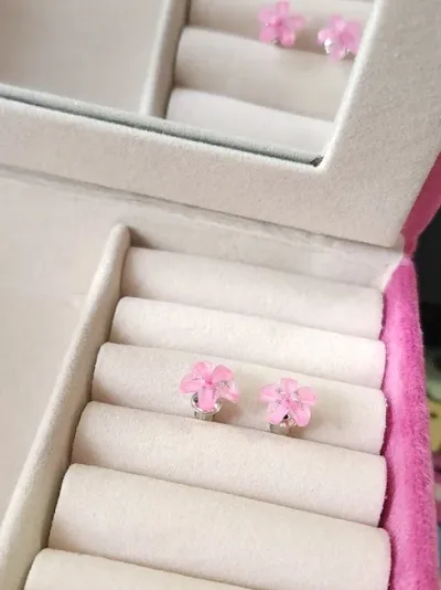 Par de aretes para dama diseño de flor rosada