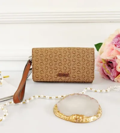Cartera Guess para dama color cafe claro.