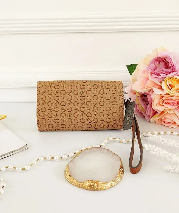 Cartera Guess para dama color cafe claro.