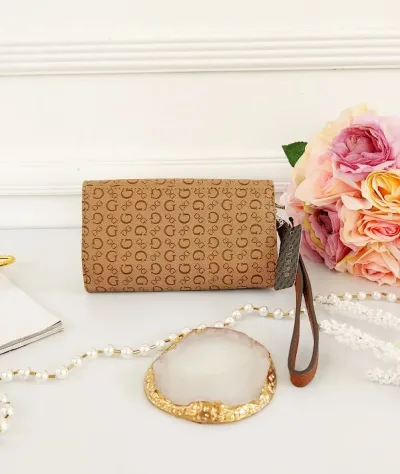 Cartera Guess para dama color cafe claro.