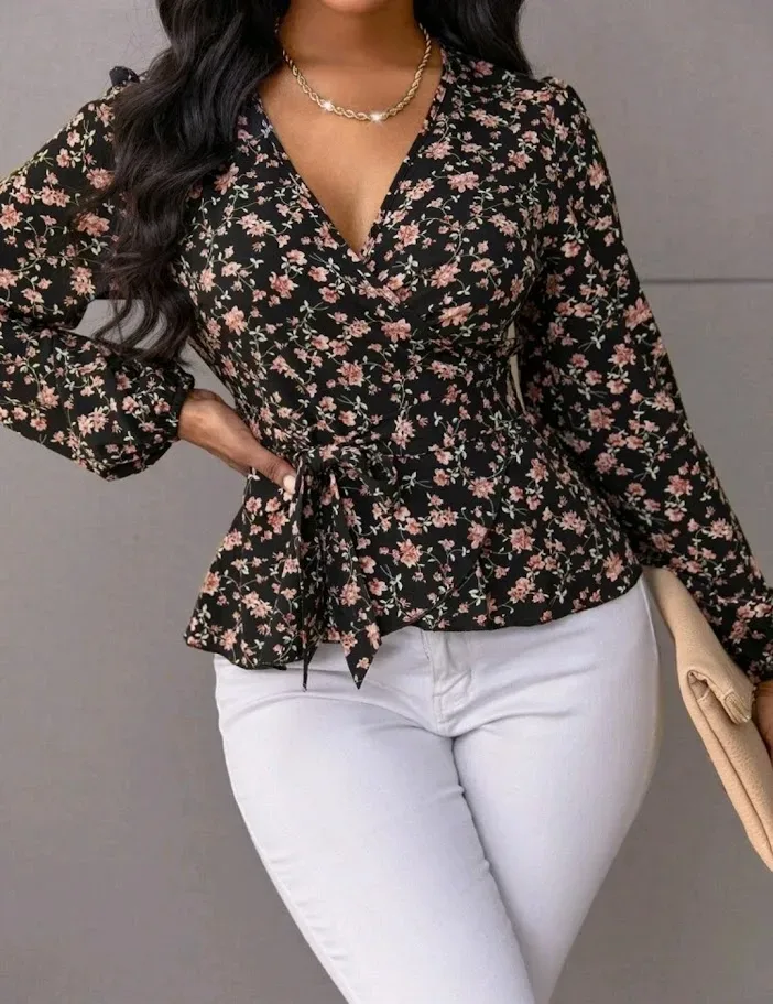 Blusa para dama con estampado floral color negro