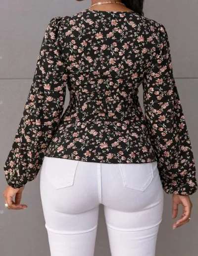 Blusa para dama con estampado floral color negro