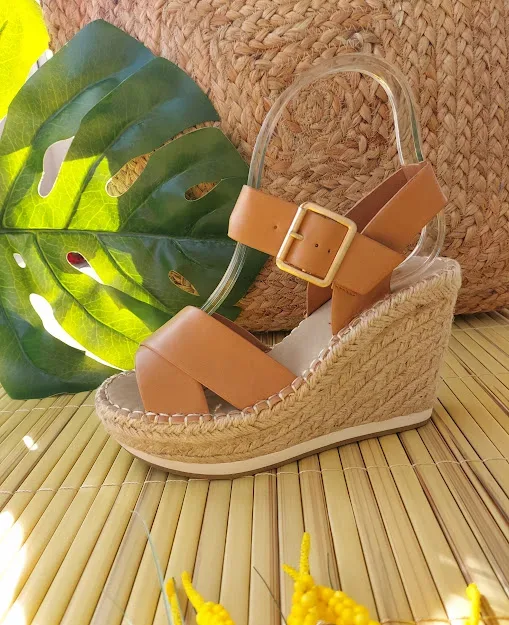 Sandalia para dama color camel de plataforma