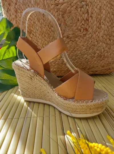 Sandalia para dama color camel de plataforma
