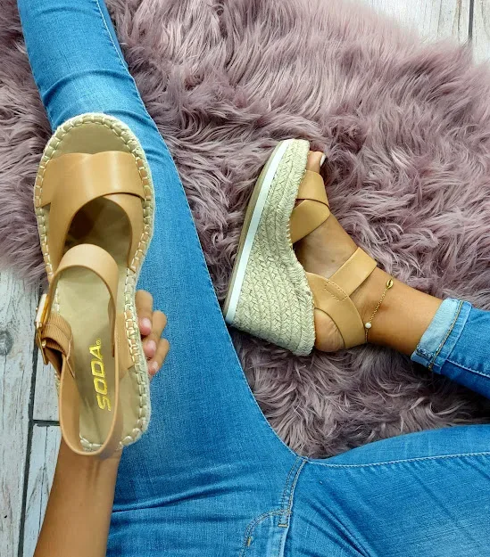 Sandalia para dama color camel de plataforma