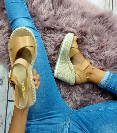 Sandalia para dama color camel de plataforma
