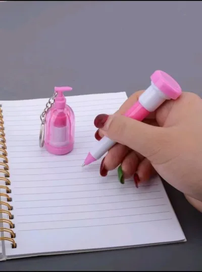 Llavero con diseño de botella retractable bolígrafo