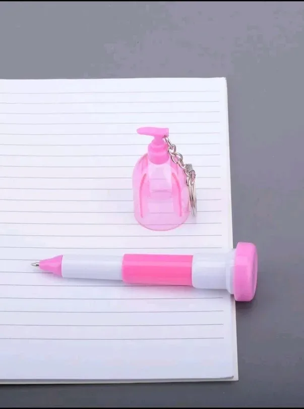 Llavero con diseño de botella retractable bolígrafo
