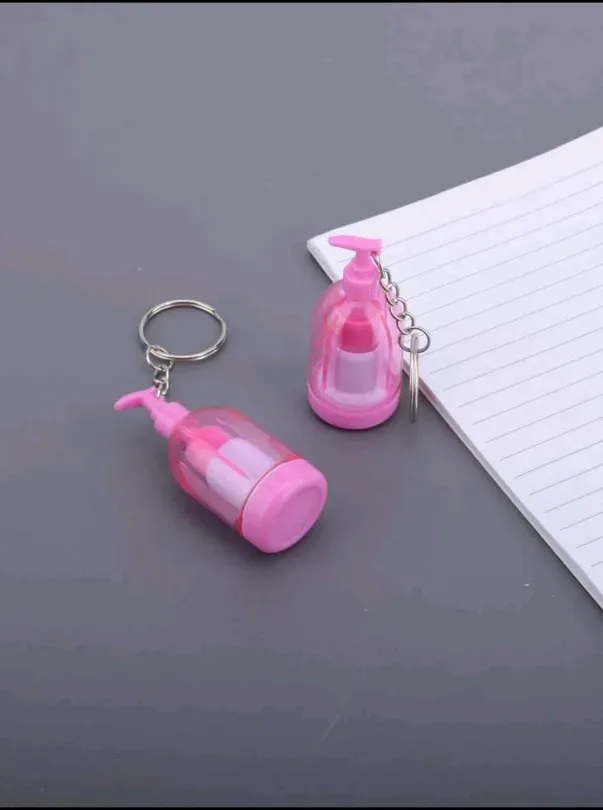 Llavero con diseño de botella retractable bolígrafo