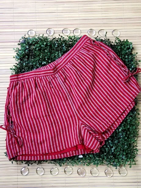 Short American Eagle para mujer rojo a rayas, rosas y blancas