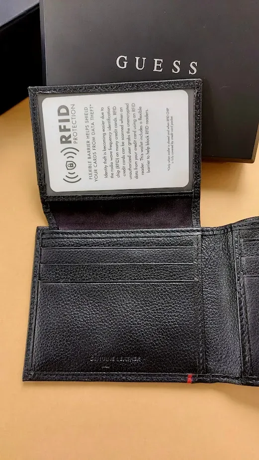 Billetera Guess para caballero color negro