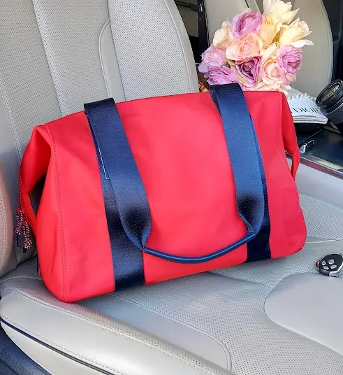 Bolso Tommy Hilfiger para dama color rojo, azul y blanco