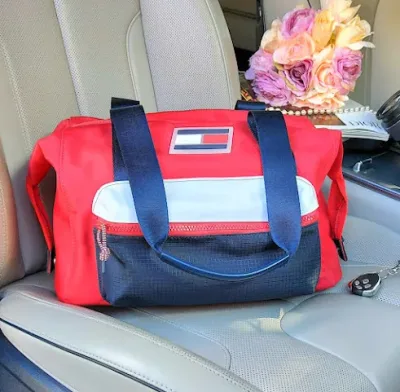 Bolso Tommy Hilfiger para dama color rojo, azul y blanco