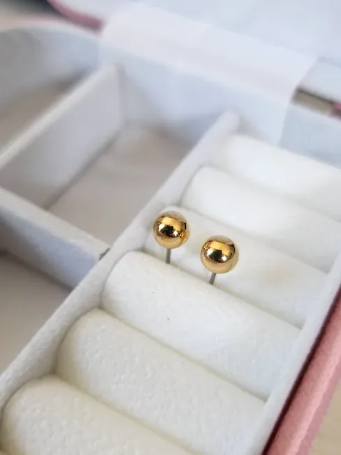 Aretes para dama de fantasía con diseño de bolita dorada