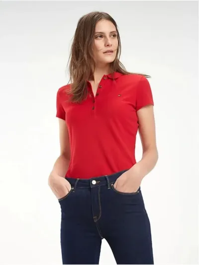 Camiseta tommy Hilfiger para dama color rojo cuello tipo polo manga corta