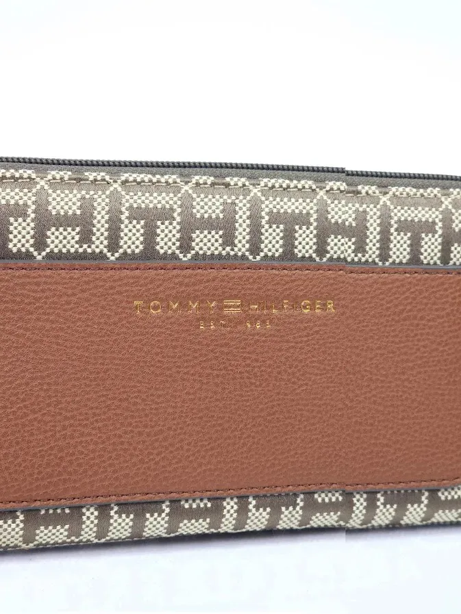 Cartera Tommy Hilfiger para dama color café