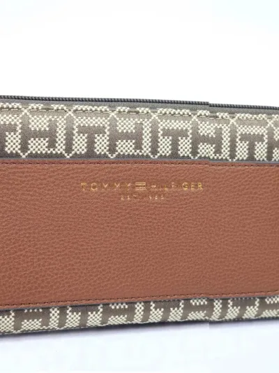 Cartera Tommy Hilfiger para dama color café
