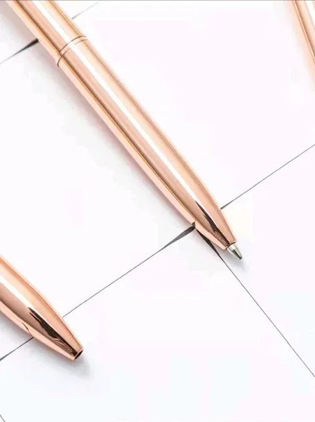 Bolígrafo con diseño de pluma color al azar