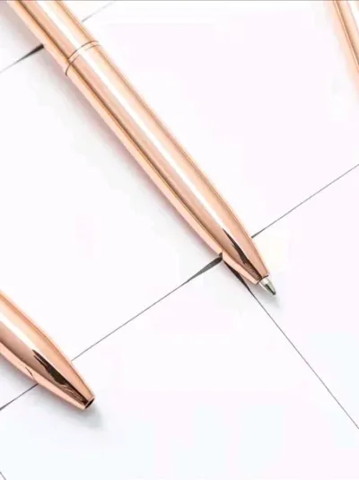Bolígrafo con diseño de pluma color al azar