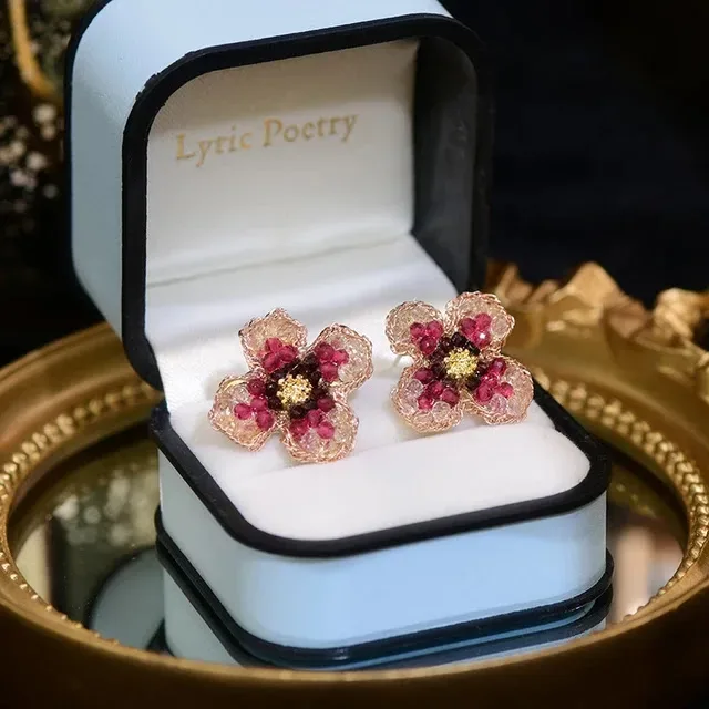 Aretes para dama de fantasía con forma de flor color rosa
