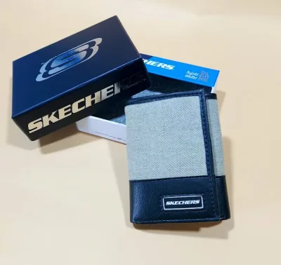 Billetera Skechers para caballero color negro y beige