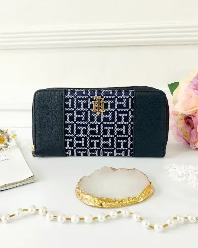 Cartera Tommy Hilfiger para dama con estampado.