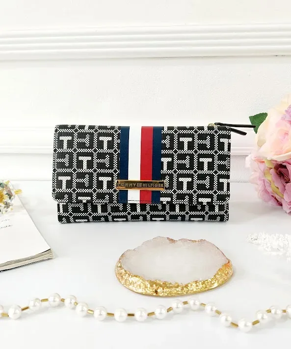 Cartera Tommy Hilfiger para dama con estampado.