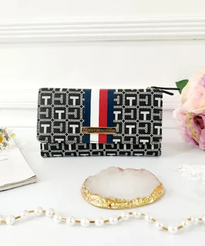 Cartera Tommy Hilfiger para dama con estampado.