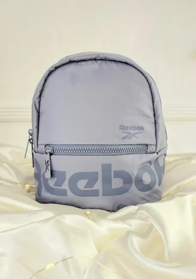 Mochila Reebok para dama color gris