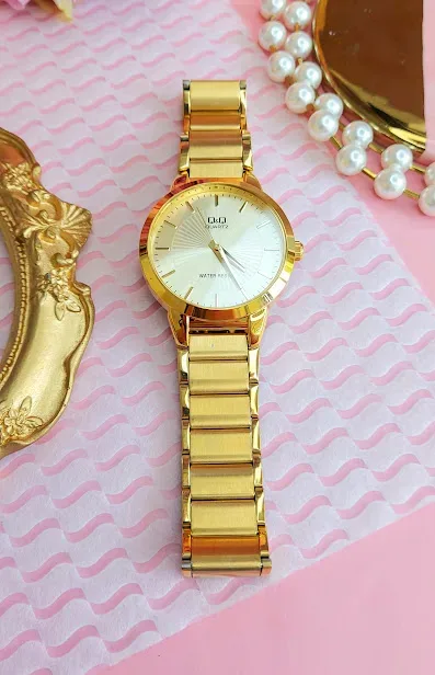 Reloj Q and Q unisex color dorado