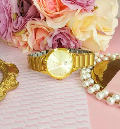 Reloj Q and Q unisex color dorado