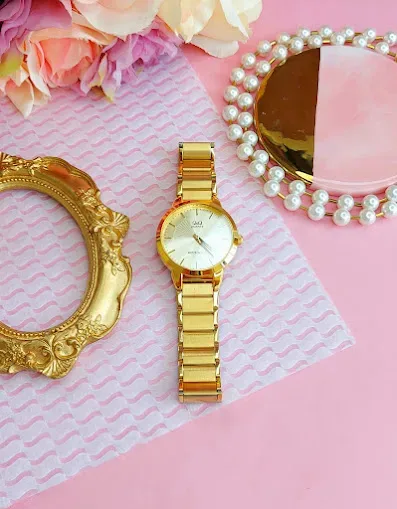 Reloj Q and Q unisex color dorado