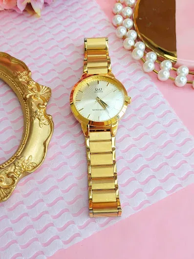 Reloj Q and Q unisex color dorado