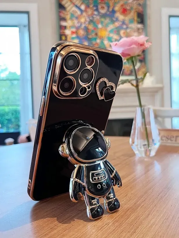 Funda para celular color negro diseño de astronauta