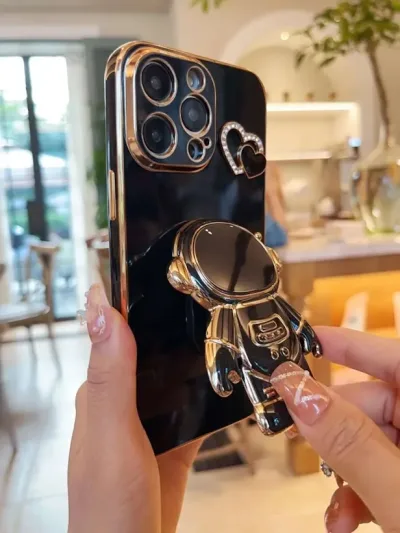 Funda para celular color negro diseño de astronauta