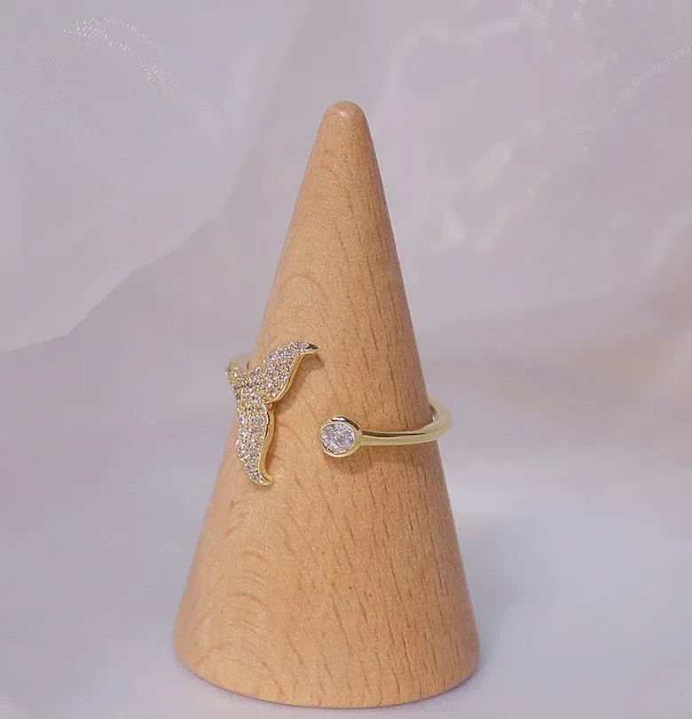Anillo de fantasía con diseño de cola de ballena.