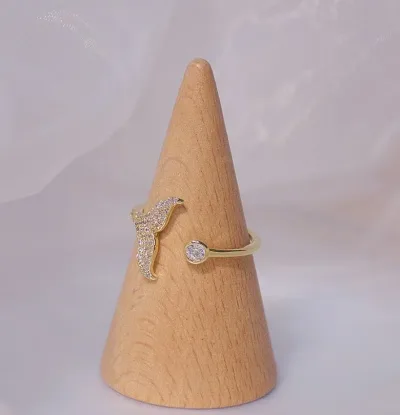 Anillo de fantasía con diseño de cola de ballena.