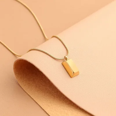 Collar de acero de titanio con diseño en forma de quilate