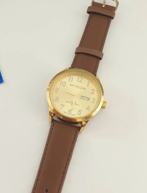 Reloj MIYKON para caballero color café oscuro