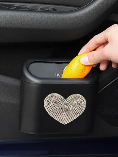 Basurero para coche con diseño de corazón de diamantes de imitación color negro y plateado.