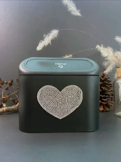 Basurero para coche con diseño de corazón de diamantes de imitación color negro y plateado.