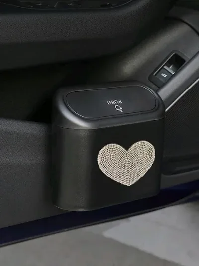 Basurero para coche con diseño de corazón de diamantes de imitación color negro y plateado.