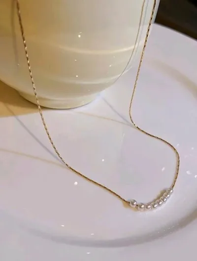 Collar de acero de titanio para dama color dorado con perlas