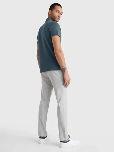 Camiseta Tommy Hilfiger Slim Fit para caballero color gris oscuro