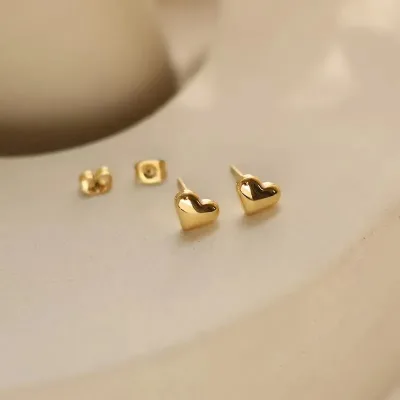 Aretes de acero de titanio diseño de corazón