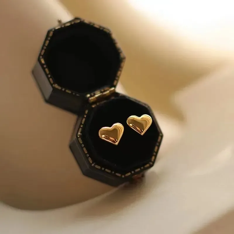 Aretes de acero de titanio diseño de corazón