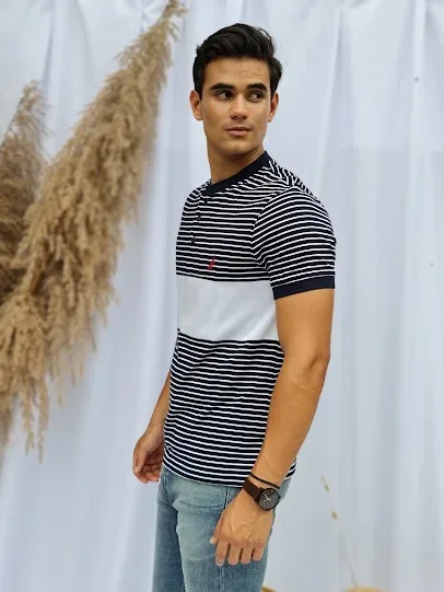 Camiseta Naútica para caballero diseño de rayas azul y blancas