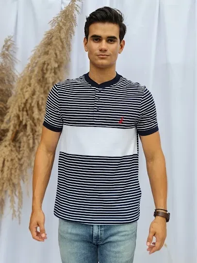 Camiseta Naútica para caballero diseño de rayas azul y blancas