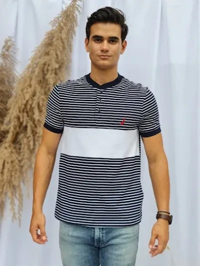 Camiseta Naútica para caballero diseño de rayas azul y blancas