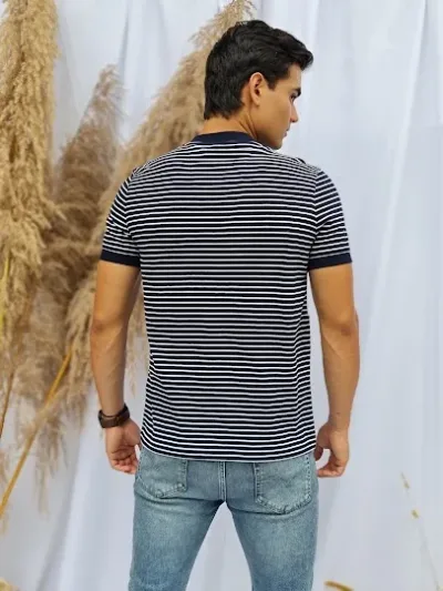 Camiseta Naútica para caballero diseño de rayas azul y blancas